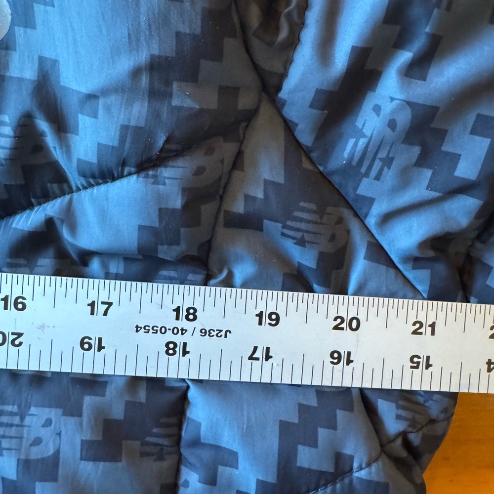 New Balance NB Women’s Puffer Hooded Jacket Size XL Blue and Black Camo Jacket - Picture 8 of 10